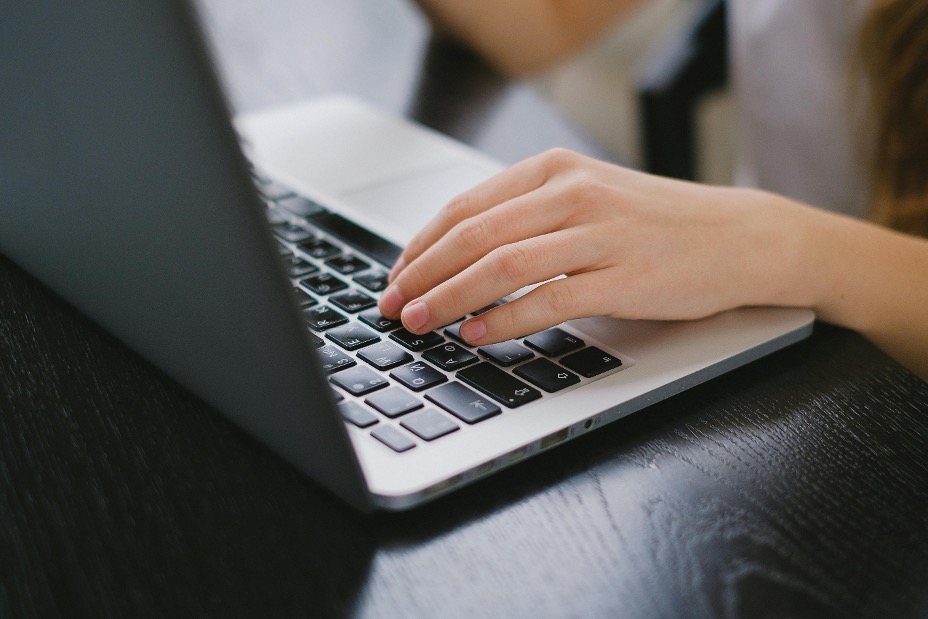 Der trackes arbejdstid imens der arbejdes ved en laptop